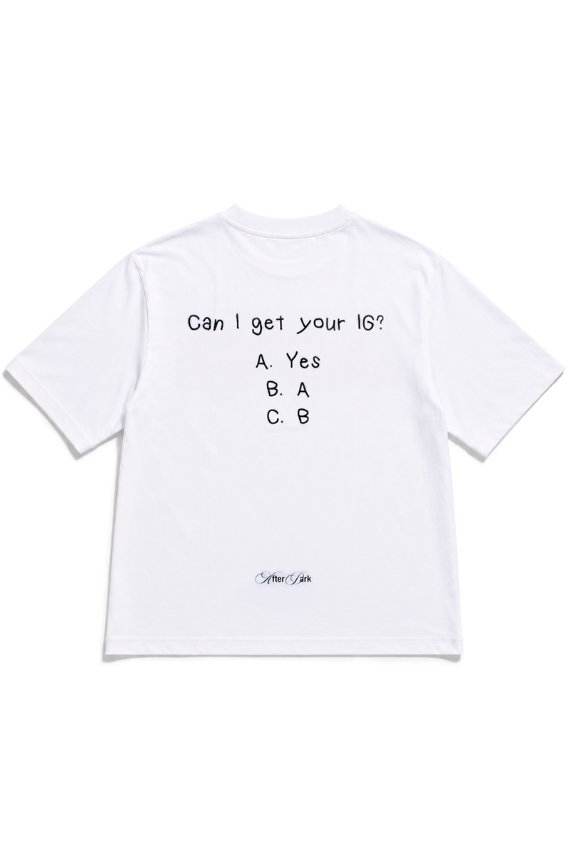 Retro della t-shirt oversize bianca CAN I GET YOUR IG? di 4AM Season con grafica nera stampata sul retro