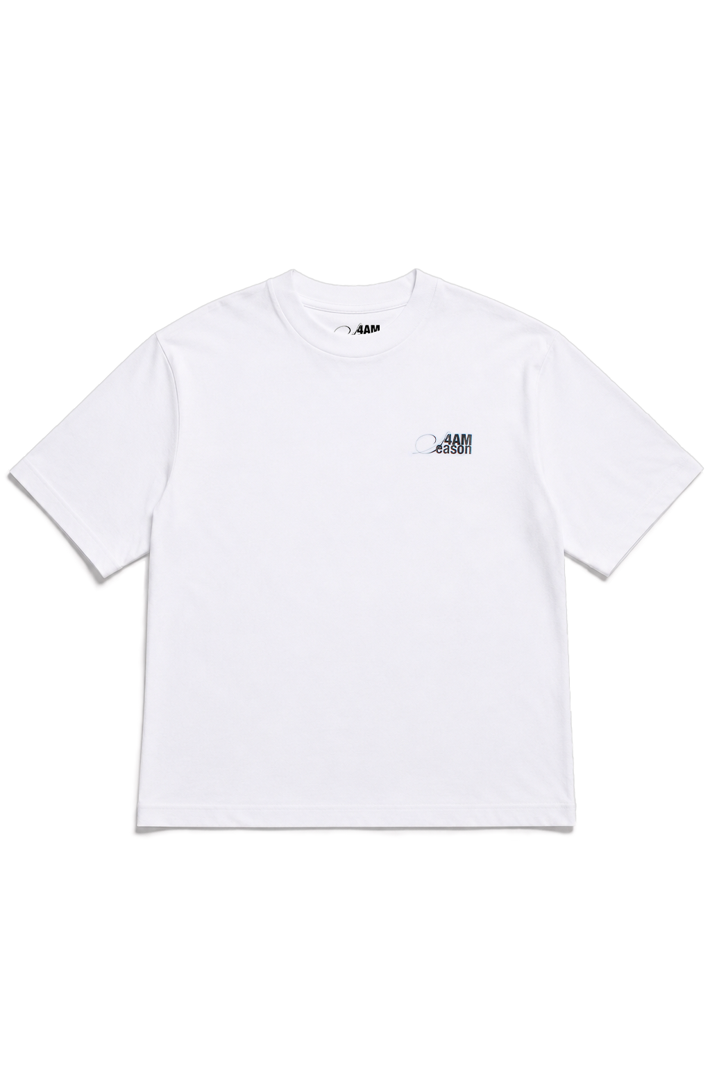 Fronte della t-shirt oversize bianca CAN I GET YOUR IG? di 4AM Season con piccolo logo sul petto