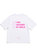 Retro della t-shirt oversize bianca I AM SCARED OF GIRLS di 4AM Season con grafica rosa stampata sul retro