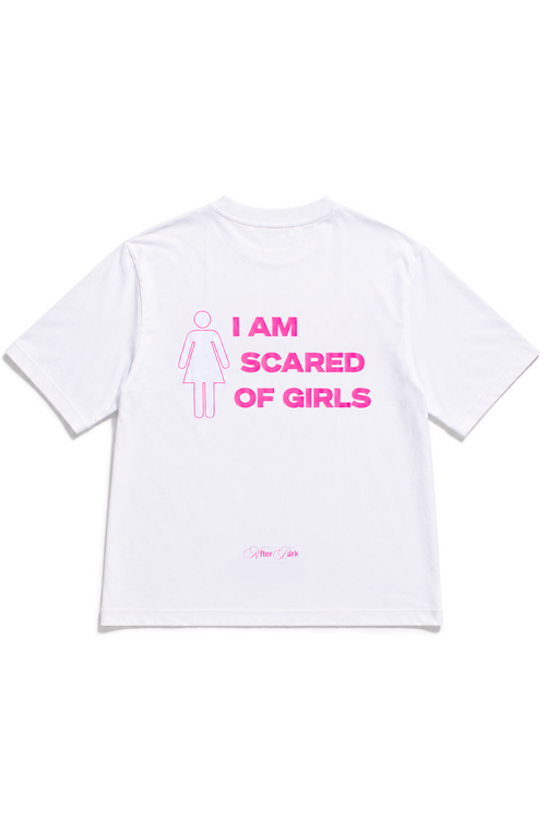Retro della t-shirt oversize bianca I AM SCARED OF GIRLS di 4AM Season con grafica rosa stampata sul retro