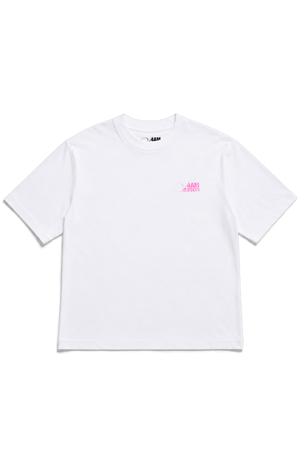 Fronte della t-shirt oversize bianca I AM SCARED OF GIRLS di 4AM Season con piccolo logo rosa sul petto