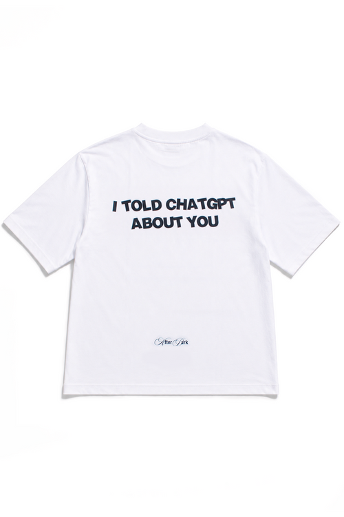 Retro della t-shirt oversize bianca I TOLD CHATGPT ABOUT YOU di 4AM Season con grafica blu