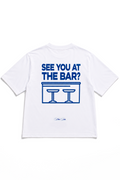 Retro della t-shirt oversize bianca SEE YOU AT THE BAR? di 4AM Season con grafica blu stampata sul retro