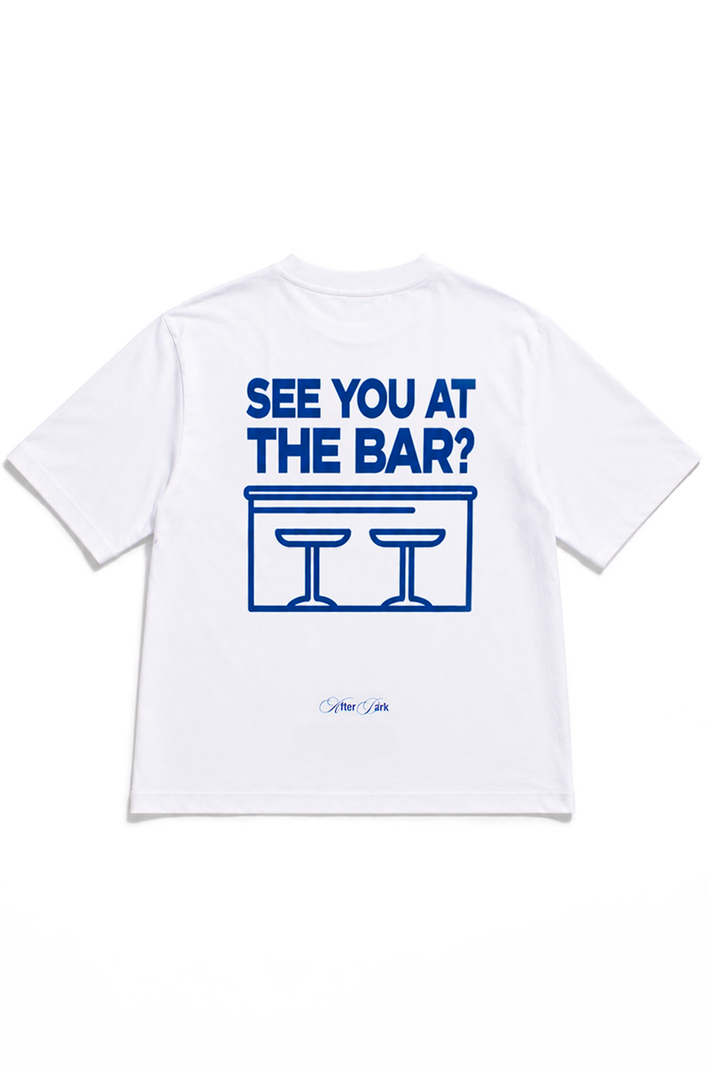 Retro della t-shirt oversize bianca SEE YOU AT THE BAR? di 4AM Season con grafica blu stampata sul retro
