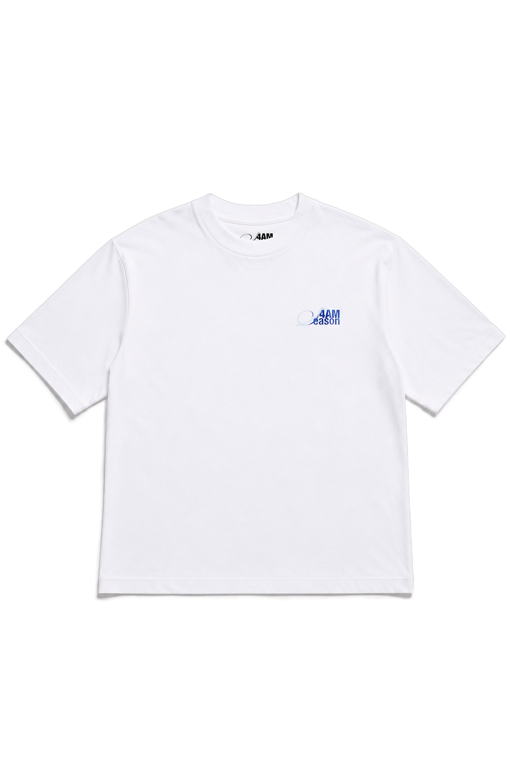 Fronte della t-shirt oversize bianca SEE YOU AT THE BAR? di 4AM Season con piccolo logo blu sul petto