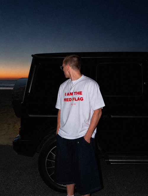 Modello indossa t-shirt oversize bianca I AM THE RED FLAG di 4AM Season